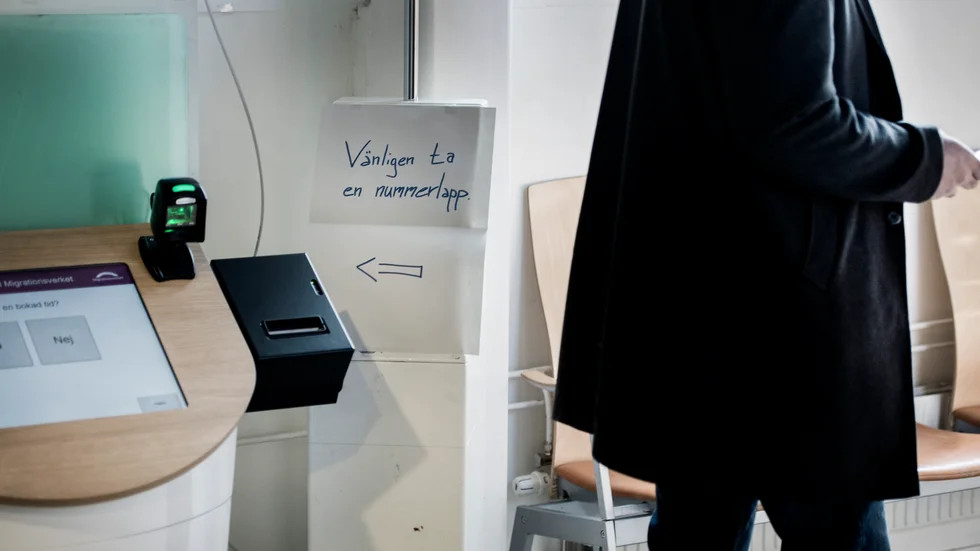 De politiska partierna i allmänhet, men S i synnerhet, måste göra ett vägval i utformningen av framtidens migrationspolitik, menar skribenten.
