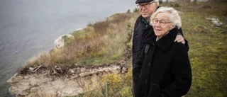 Delar av deras tomt rasade ner på stranden