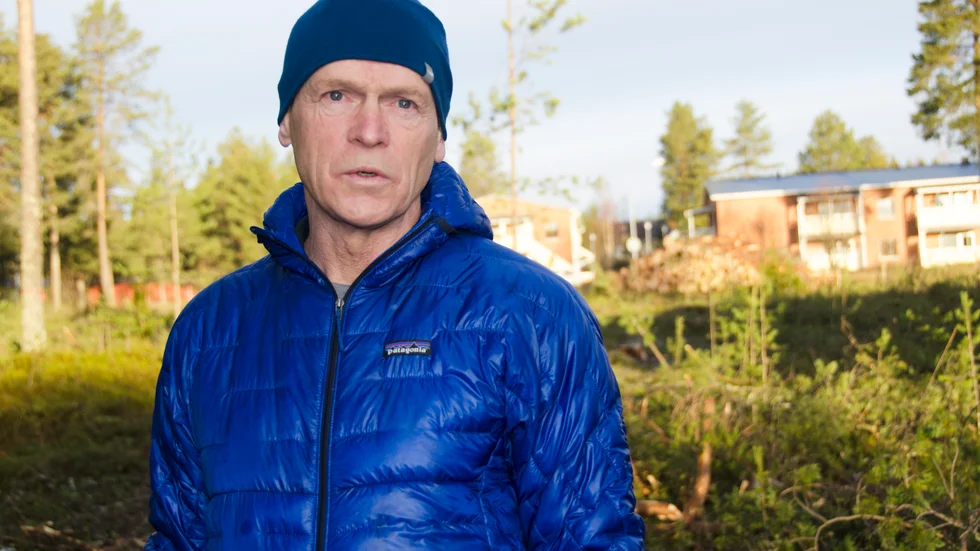 Svante Larsson är kritisk till att Kalix kommun väljer att bygga hyreshus just här. I bakgrunden skymtar träden som tagits ned.