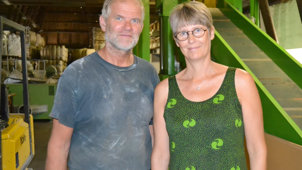 Hans Bulthuis och Jenny Andersson vid Ullkontoret i Endre.