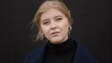 Vilma Ogenblad kommer hem till Målilla, för att ge en konsert med sitt band i kyrkan. "Mer nervöst än vanligt", säger Vilma som ser fram emot att dela med sig av sin musik på hemmaplan.