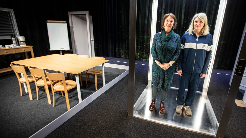 Regissören Karin Enberg och huvudrollsinnehavaren Moa Silén tycker det är roligt att jobba med fars och satir på Uppsala stadsteaters lilla scen till föreställningen "Kul med en kvinna".
