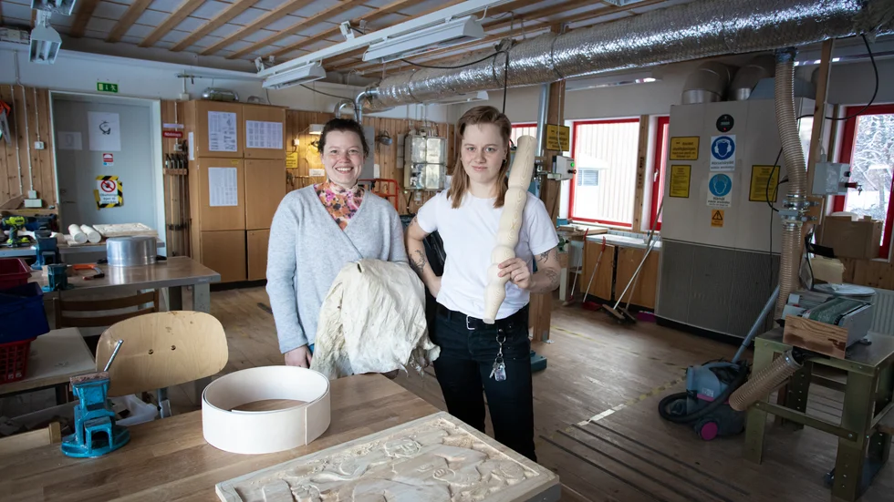 Johanna Minde och Edith Hammar har den senaste månaden spenderat många timmar i slöjdsalen på Samernas utbildningscentrum i Jokkmokk.