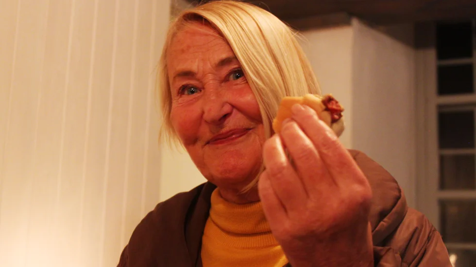 "Jag är berövad min barndom. Det är ett faktum som inte går att förlåta", säger Anahit som av sin pappa tvingades spela apatisk för att familjen skulle få uppehållstillstånd.