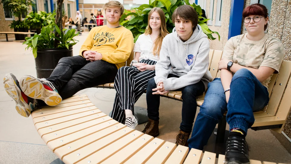Scott Leiker, Josefin Wistrand, Jovan Ivanović och Mikaela Augustsson läser Estetiska programmet på Duveholmsgymnasiet i Katrineholm. Tre av dem oroar sig för att det ska bli problem att hitta boende i framtiden.