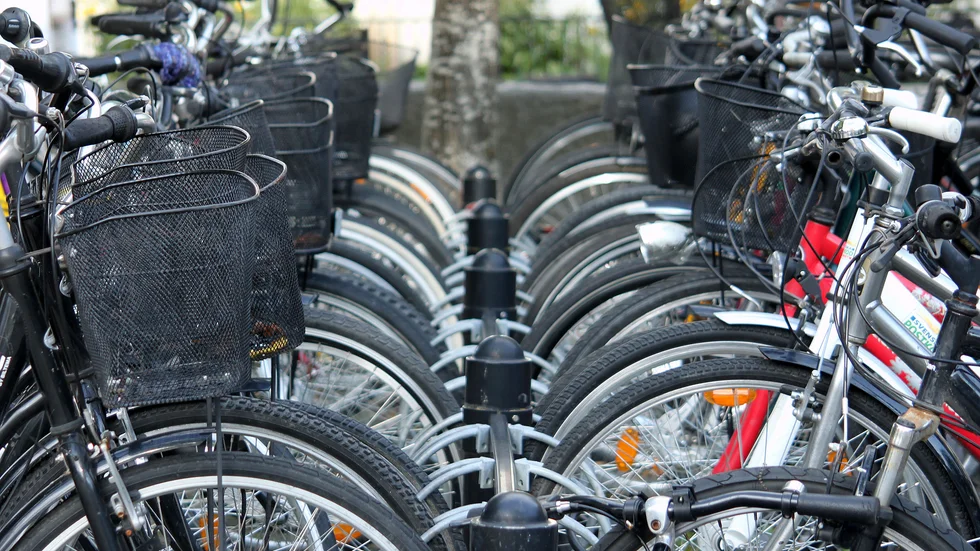 Lås tycks inte hjälpa, cyklar försvinner på löpande band i Enköping.