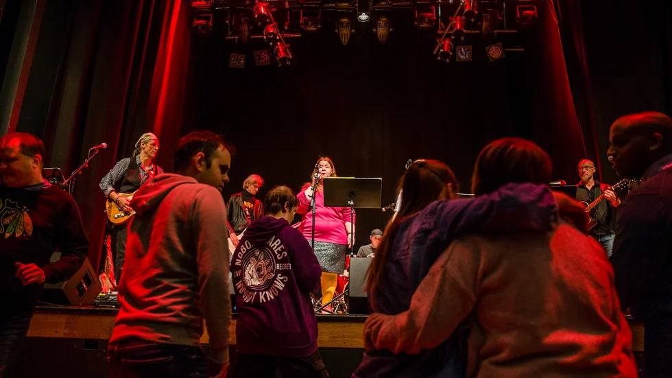 Ösigt både på och nedanför scenen på Grand  under tisdagsförmiddagen när Esters orkester spelar.