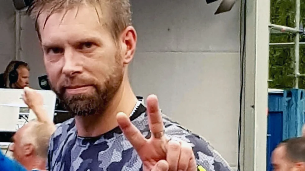 Staffan Linnå, Motalas multisportare, visar segertecknet efter att ha sprungit i mål i Lidingöloppet. Tiden han sprang på gav en "superklassiker" med över en timmes marginal. Nu siktar han på Ultravasan, springa nio mil, nästa år.