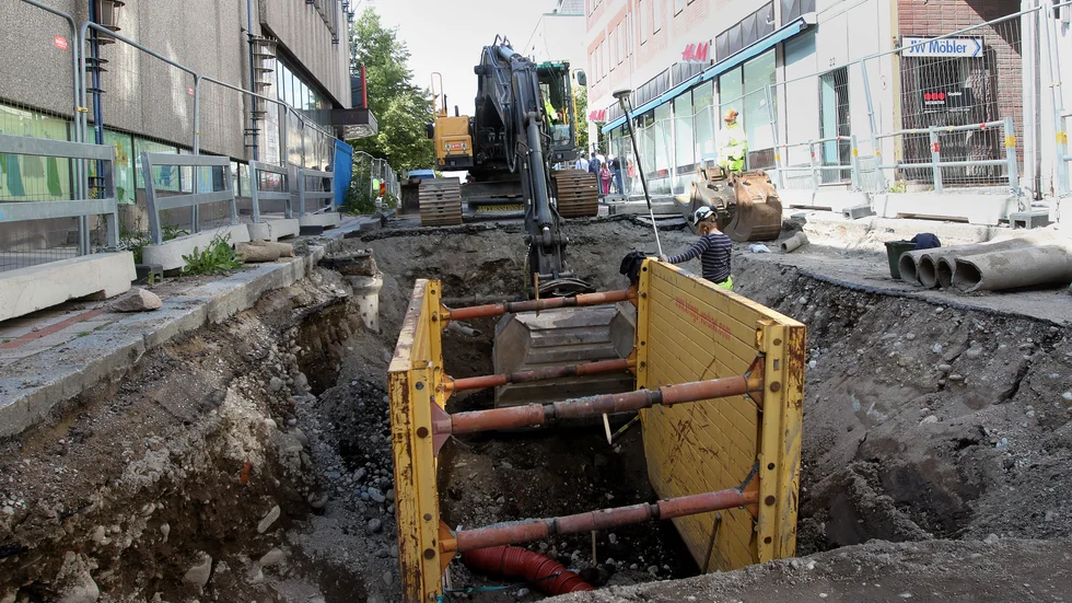 Det som först skulle bli en enkel arkeologisk övervakning av ett ledningsarbete växte och kostnaderna för undersökningarna beräknas nu komma att överstiga en miljon kronor för kommunen.