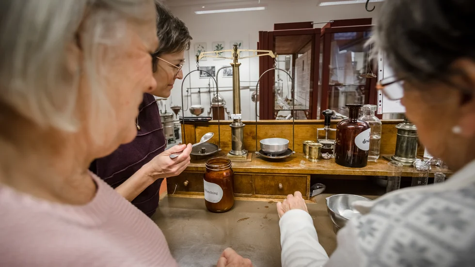 Måttet är rågat. Sara Pellving, Agneta Olsson och Siv Asplund Peiró håller koll på att det blir exakt rätt gram ingredienser i vågskålen.
