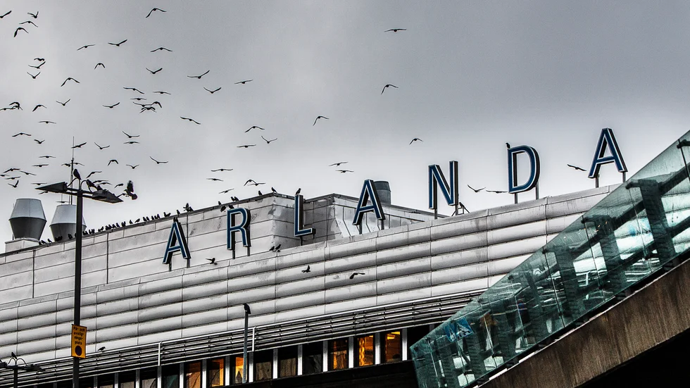 Flera avgångar ställdes in och försenades på Arlanda flygplats efter snöffalet natten mot fredagen.