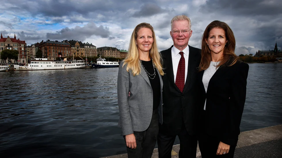 Döttrarna Louise Lindh och Katarina Martinson på varsin sida om pappa Fredrik Lundberg längs Nybrokajen på Blasieholmen i Stockholm. Vi mötte familjen i en exklusiv intervju - den första någonsin tillsammans - under en eftermiddag i huvudstaden.