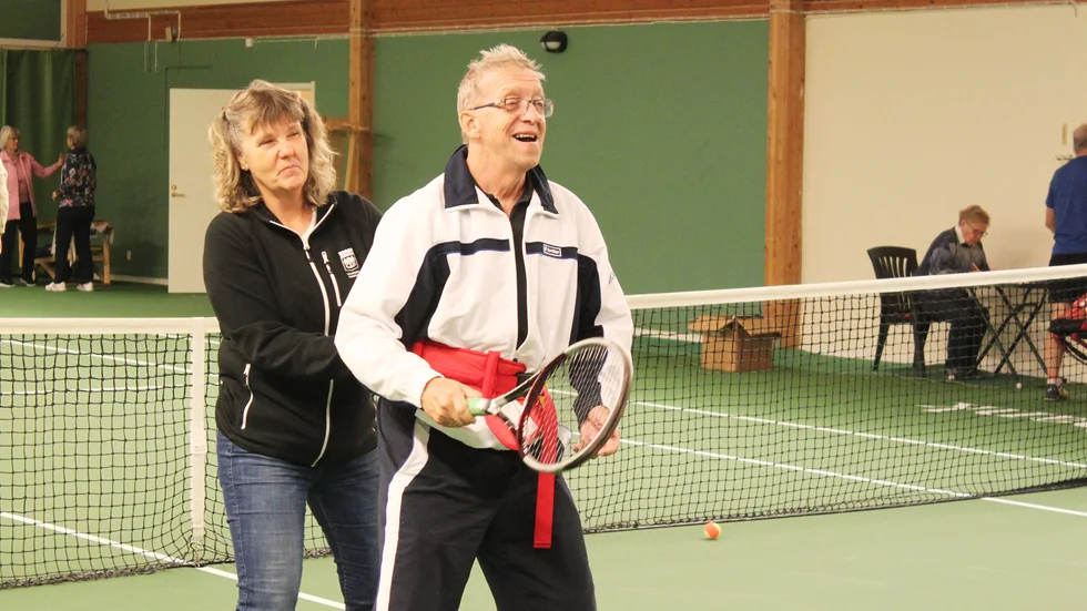 Första gången på tennisbanan igen. "Sist jag spelade tennis var samma dag jag fick hjärnblödningen", säger Bengt Westrin, som tar med arbetsterapeut Evalena Karlsson på snabbfotad svängom.