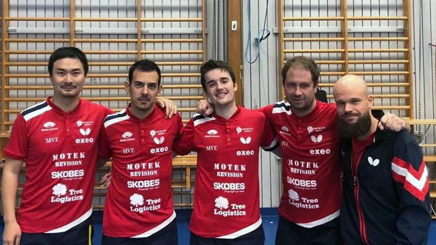 Västers BTK:s herrlag inledde superettan med två raka segrar på bortaplan, först 6-2 mot Mölndal och sedan 6-1 mot Halmstad B. Från vänster ses Jiang Chang Hong, Marc Duran, Daniel Gustafsson, Anders Sjöstedt och Andreas Johansson.