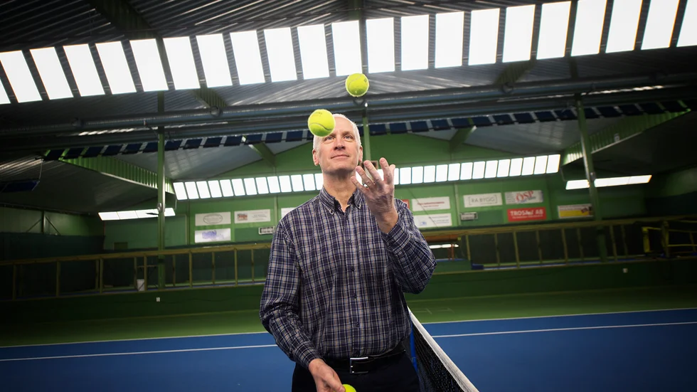 Jonas Ivervall är glad över den nya belysningen i tennishallen.
