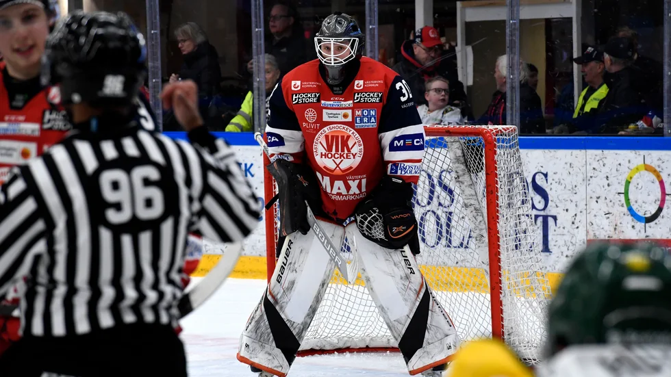 Arvid Ljung belönas med tre koggar efter matchen mot Björklöven. 