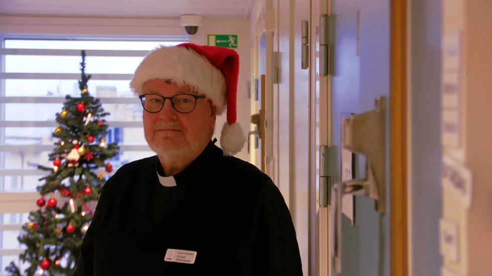 Lars-Gunnar Skogar är häktespräst och delar ut julklappar till de intagna på häktet i Uppsala.