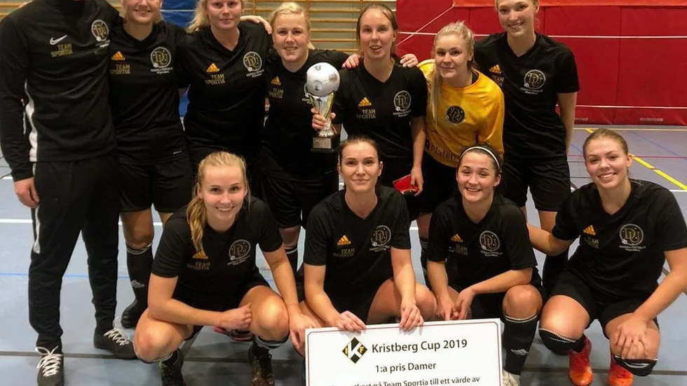Dribbla Uniteds spelare och ledare jublar efter segern i Kristberg cup, med pokal och prischeck på 3 000 kronor. 2-1 blev det i finalen mot Boren.