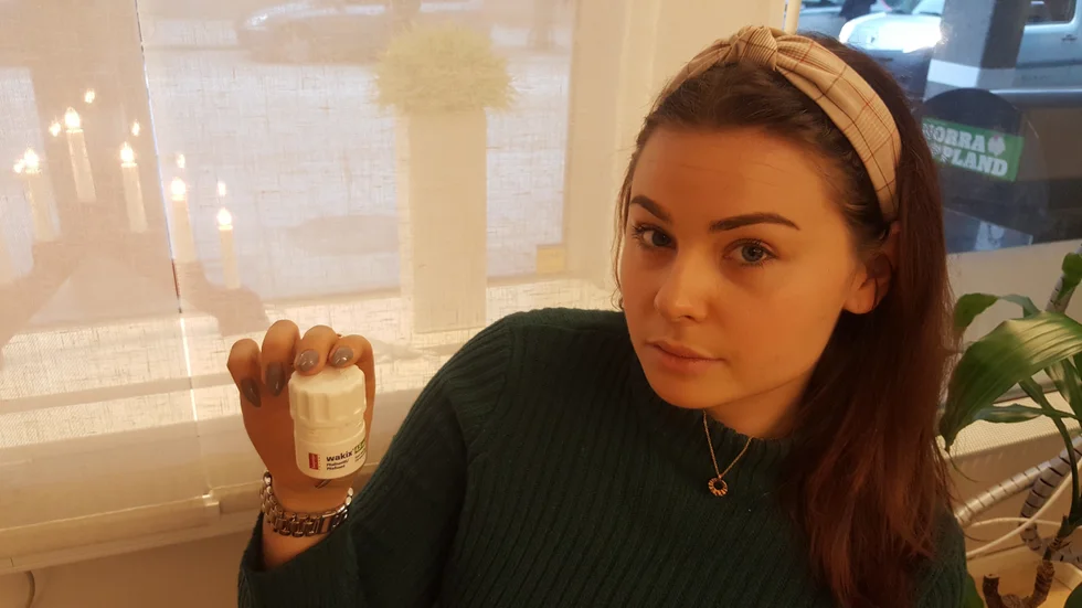Det borde gå att spara på något annat än medicinen som Julia Wallsten (bilden) behöver, skriver Marianne Jonsson.