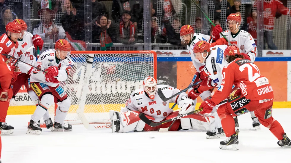 Modo-målvakten Patrik Bartosak lyckas på något sätt hinna i vägen och ta pucken när Almtunas Mattias Granlund laddar från nära håll.