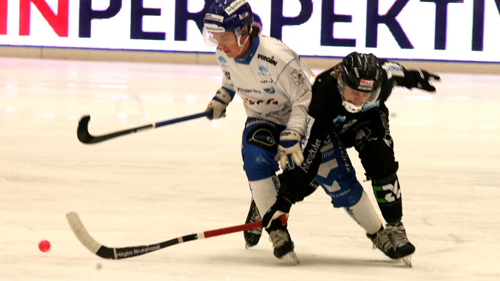 Nicklas Ögren är i kamp mot en Sandvikenspelare. IFK Motala gjorde ingen stor match i avslutningen av elitserien. Tankarna fanns i slutspelet.