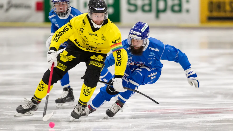 Vetlanda BK, här lagkaptenen Pontus Blomberg, är skäret före IFK Motala i åttondelsfinalen. Men Jonas Enander och IFK Motala har inte gett upp. "Två mål är ingenting", säger lagkaptenen Erik Litzén.