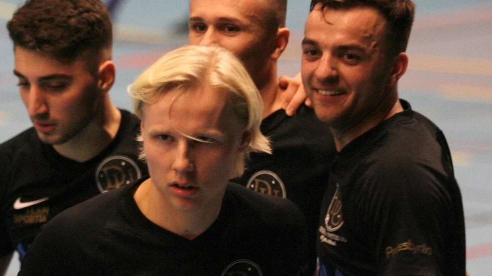 Charbel Hanna, André Rako, Simon Karlsson och Valon Silka fick jubla när Dribbla vann Motaladerbyt mot MFK. På söndagen föll sedan Linköping, vilket ökar chanserna till division 1-kval för Dribbla.