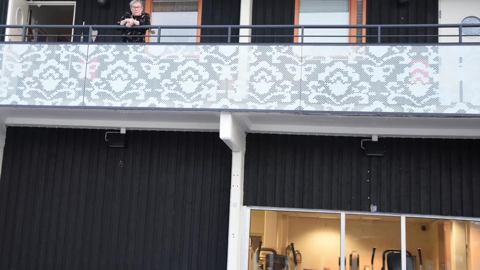 Slamrande och buller på dagtid och kvällar stör Eine Johanssons tillvaro. Hon bor ovanför gymmet i Hertsö centrum.