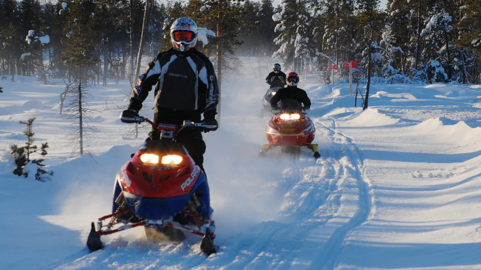 Vid kusten råder extrem snöbrist och många som är under utbildning för skoterbevis måste ta sig inåt landet för att kunna göra den praktiska biten. (Arkivbild)