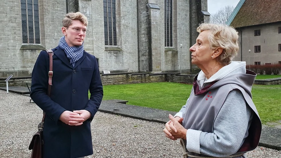 Riksdagsledamoten John Weinerhall (M) besökte klostermuseet för att diskutera möjliga vägar för att rädda och fick samtidigt en guidning av Berit Ljunggren, vice ordförande i Birgittastiftelsen.