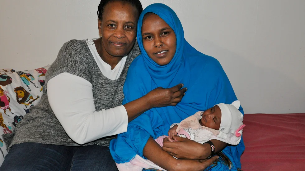 Glada att allt gick vägen till slut. Joy Namanya hjälpte Baarlin Muhudin att förlösa hennes dotter Ayla.


