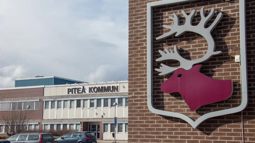 De lokala kommunpolitikerna i Piteå fortsätter vädra bristen på samförstånd och samarbete, men välkomnar också nergrävda stridsyxor. I och med detta sätter vi punkt i just den debatten. 