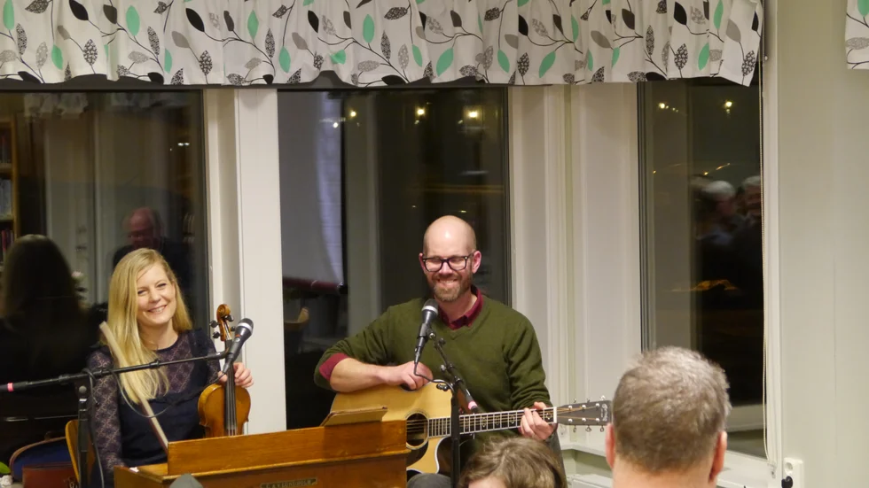 Sofia Fälth och Erik Zentio spelade musik under berättarkvällen på biblioteket.