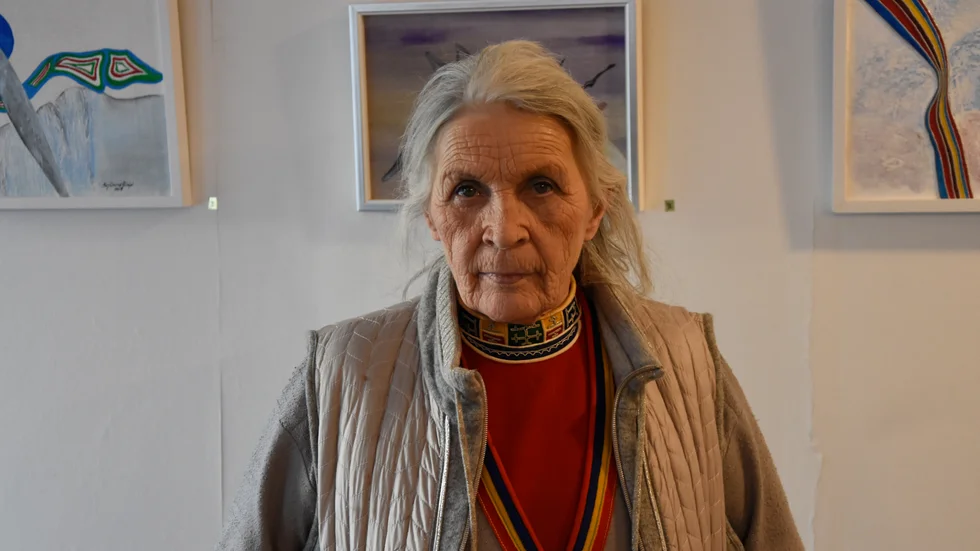 Maj Doris Rimpi, renägare, skådespelare och konstnär är aktuell med en ny utställning på Lena Vitok Galleri i Jokkmokk.