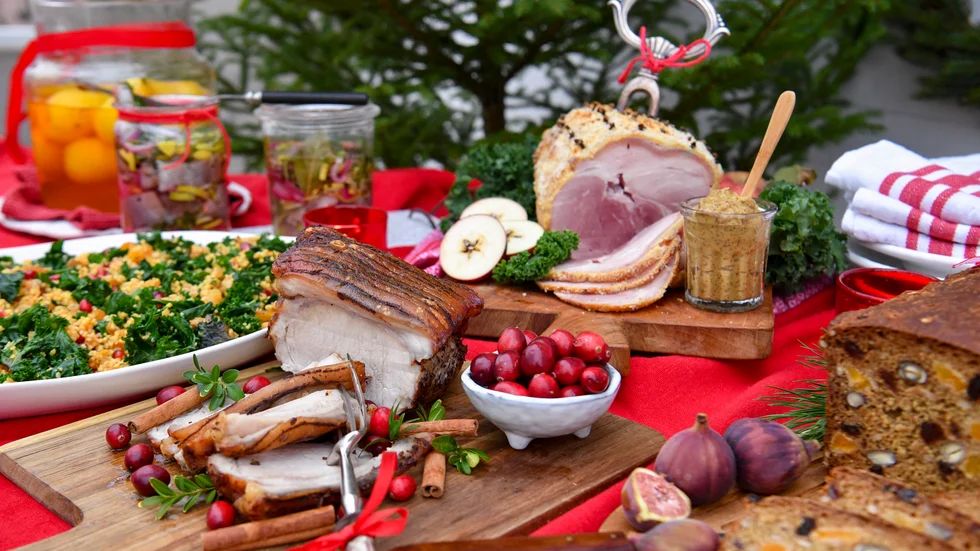 Julbord och julfest i all ära, men måste det även inkludera alkohol, frågar sig skribenten.