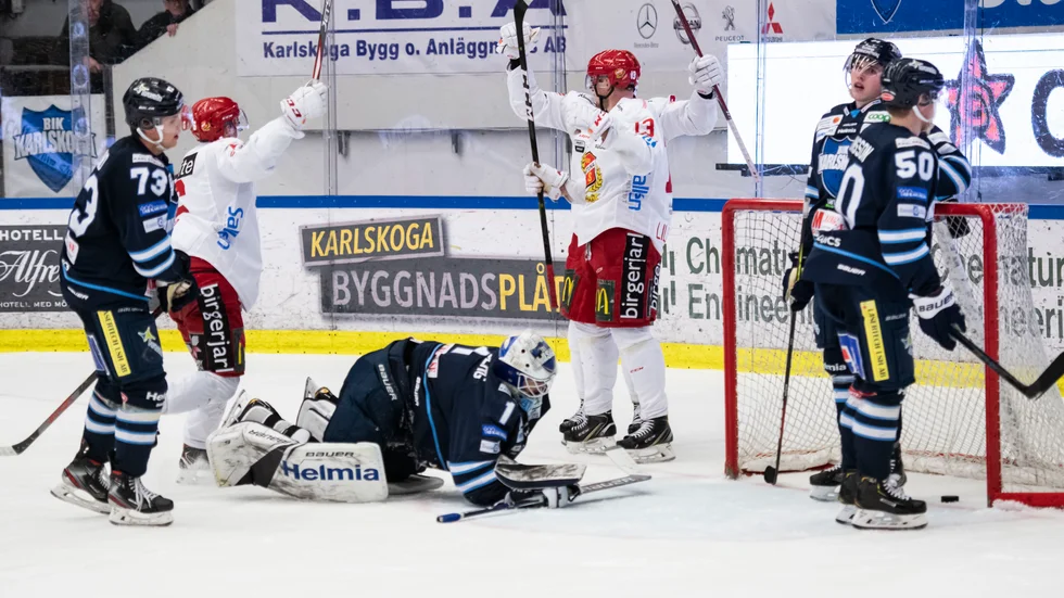Almtuna jublar efter att Tobias Liljendahl (13) petat in 6-5-pucken i förlängningen borta mot Karlskoga.