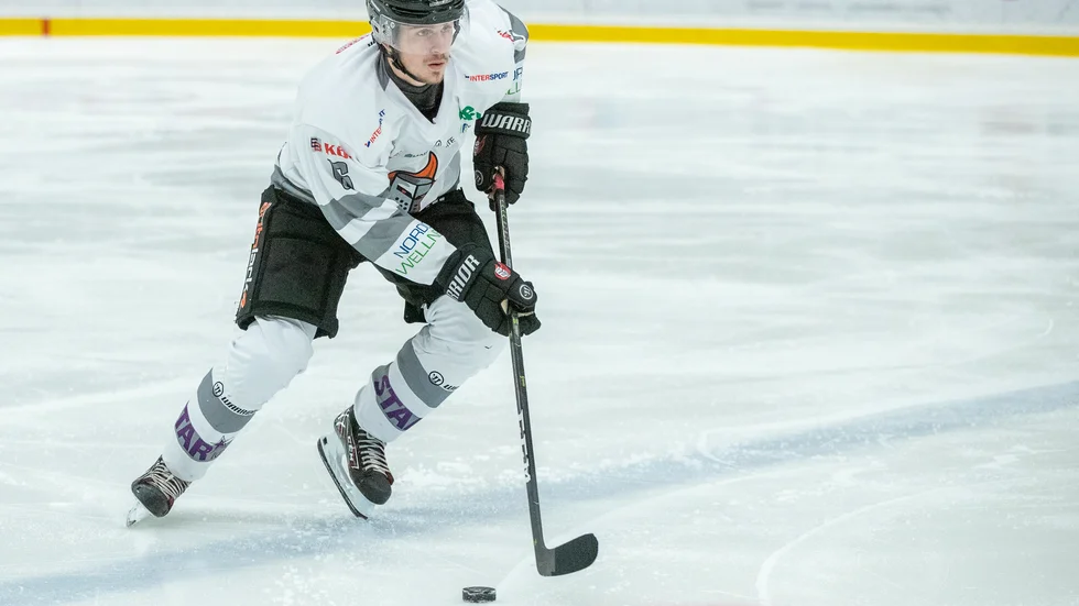 Lucas Gustavsson insjuknade efter segern i onsdags. Det är oklart om han kommer till spel på söndag borta mot Köping.