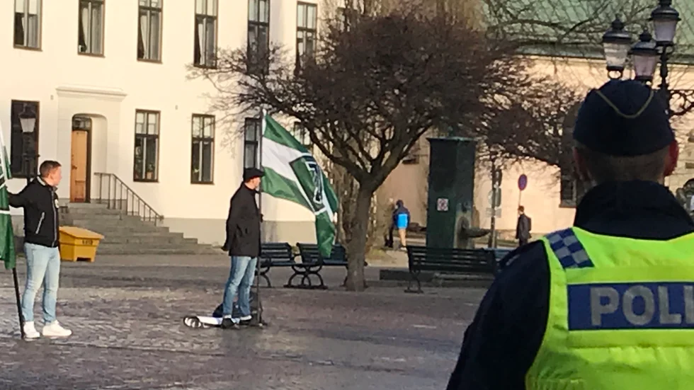 Polisen var på plats när nazister från NMR plötsligt dök upp när nyckelskramlarna höll sin manifestation på Stora torget.