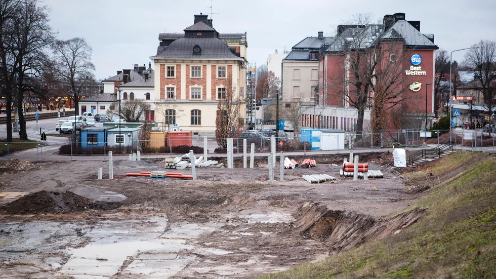 Arbetet stod stilla vid parkeringshusbygget på torsdagsmorgonen. 