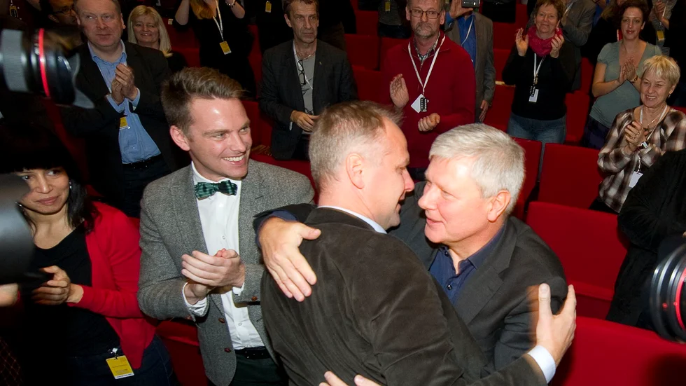 Jämfört med företrädaren Lars Ohly stod Jonas Sjöstedt för en senkommen rörelse bort från det kommunistiska arvet inom Vänsterpartiet.