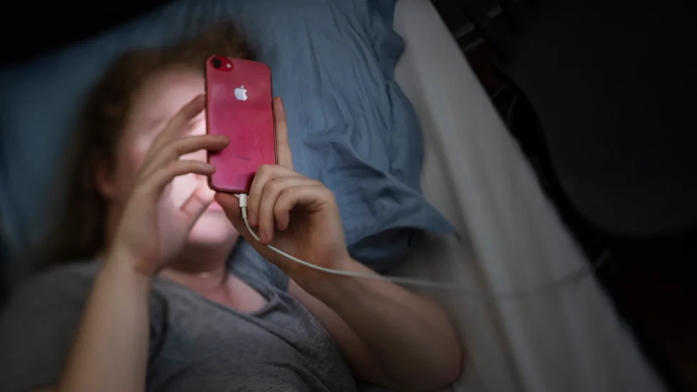 Många barn och tonåringar har för vana att ta med sin kära ägodel hela vägen ner i sängen. "Det är inte alls bra. I synnerhet inte om den ligger på laddning i sängen", säger Per Gustafsson i Brandskyddsföreningen Södermanland.