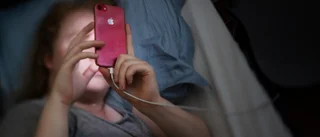 Många sover med mobiltelefonen på laddning