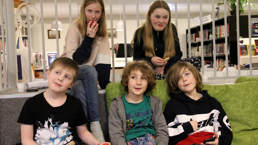 Lag röd var taggade på att lösa brottsmysterier. Från vänster Hanna Wintherhamre, Lovina Berglind, Edvin Nelén, Aryan Bahrami och Tyr Eriksson.