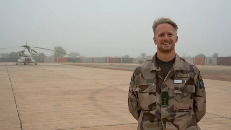 Han ser till att farliga ormar, spindlar och råttor inte stör svenskarna som deltar i FN-insatsen på Mali. 