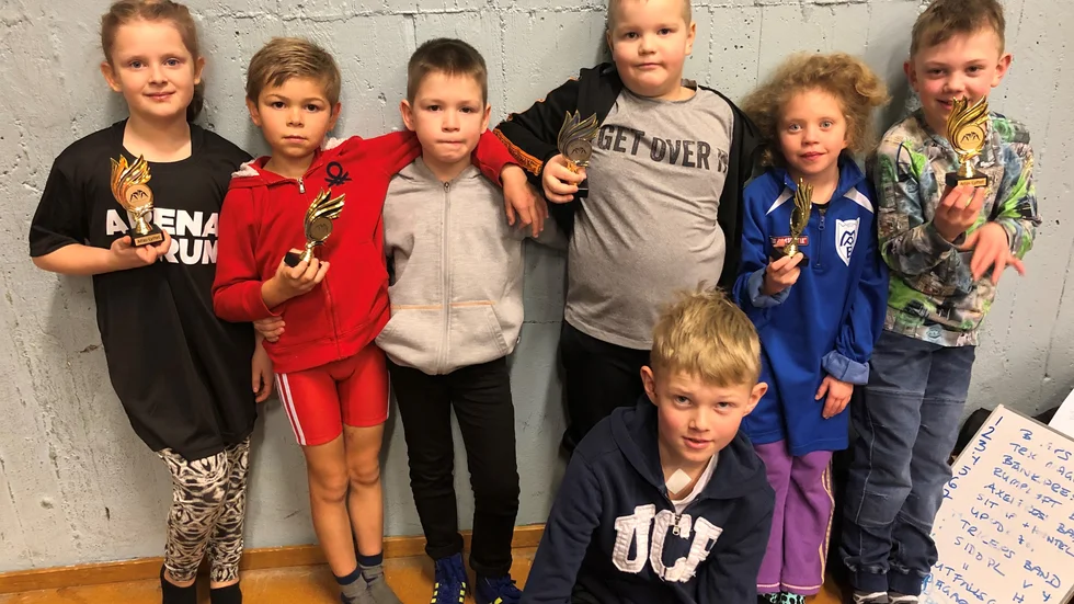 Unga brottare från Motala tog medaljer på tävlingen Atlaslyftet i Finspång. "Det gick väldigt bra", säger tränaren Christian Säll.