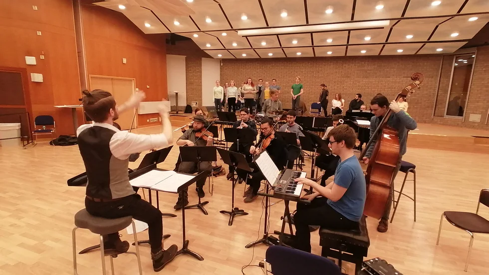Nyskriven opera utlovas under Midvinterfestivalen på Acusticum. Här repeterar studenter under ledning av dirigenten Andrew Hermon .