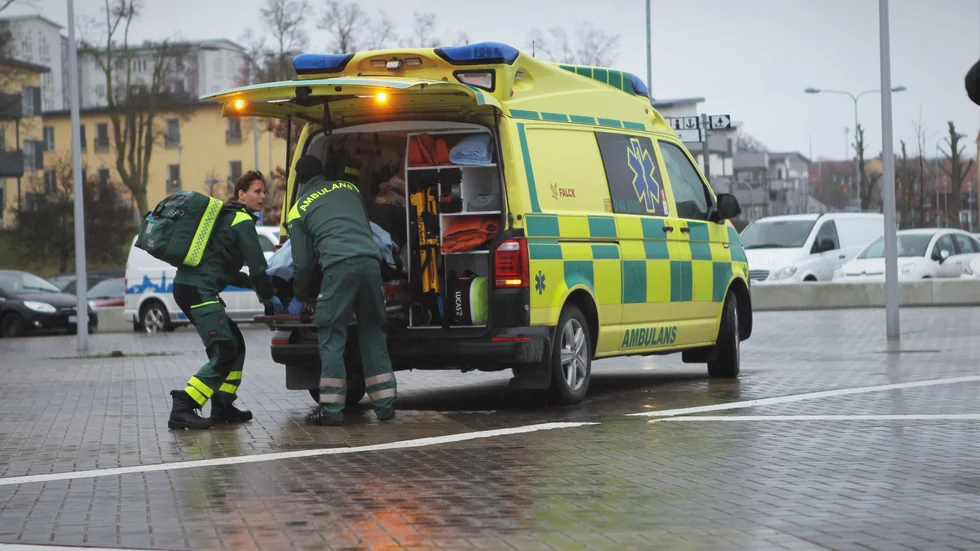 En person skadades allvarligt och fick föras iväg med ambulans efter att färjan lagt till i Visby.
