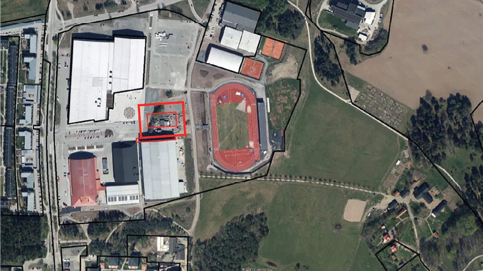 Här, vid den röda ramen, ska den nya isarenan ligga, vägg i vägg med Relitahallen. Dock blir det en fristående arena. Till höger syns friidrottsarenan.