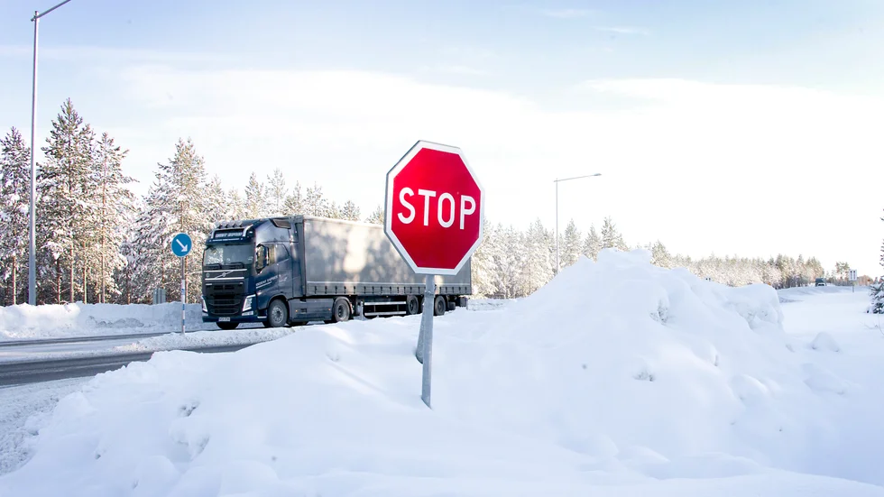 Kvinnan fick inte stopp på bilen i halkan och krockade med en bil. 