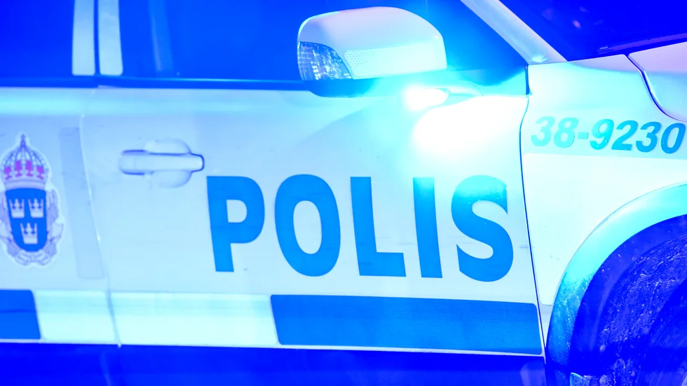 En man i 20-årsåldern misstänks för flera fall av ofredanden med sexuella inslag.